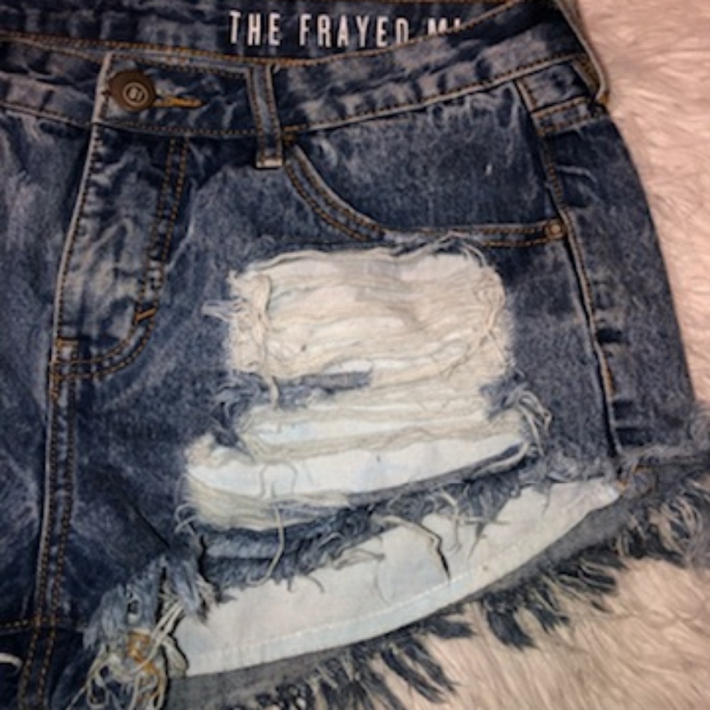 🌺Flash SALE🌺The Frayed Mid Rise Shorts - Picture 2 of 3